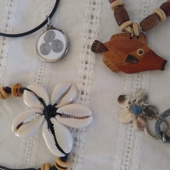 SET of 4  Kid's Teen Girl's Youth necklace assortment multi-materials/colors - Picture 2 of 15